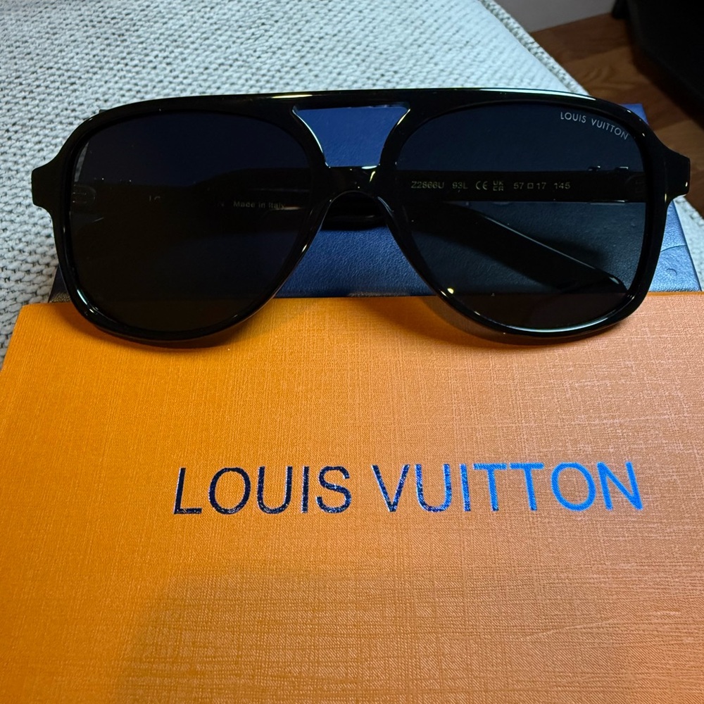 Louis Vuitton Black Sunglasses with Dark Smoke Lenses - Picture 7 of 9
